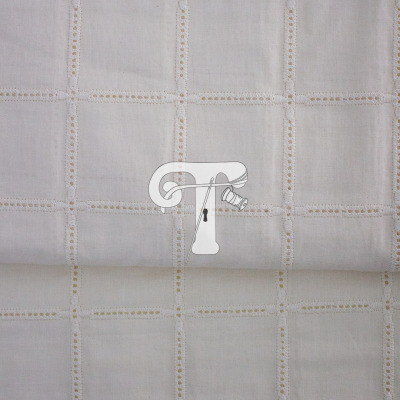 Tecido branco com padrão de quadrados bordados