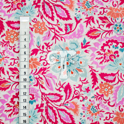 tecido colorido com padrão floral e fita métrica branca