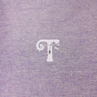 Tecido lilás com etiqueta branca e letra T