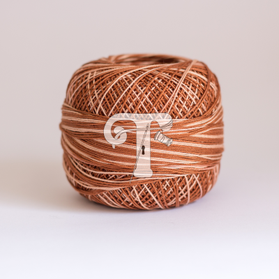 Novelo de fio tricolor castanho, bege e branco sobre fundo branco