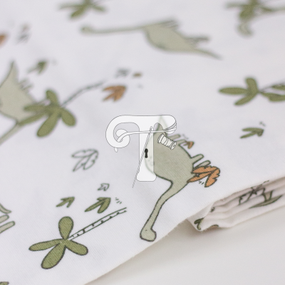 Tecido branco com estampa de dinossauro verde-oliva e elementos naturais