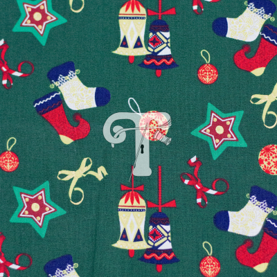 Tecido verde com padrão natalício colorido com meias, sinos, estrelas e bolas decorativas.