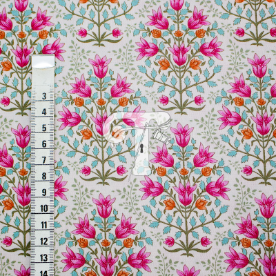 Tecido floral colorido com fita métrica ao lado