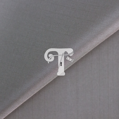 tecido cinzento com dobra mostrando dois lados