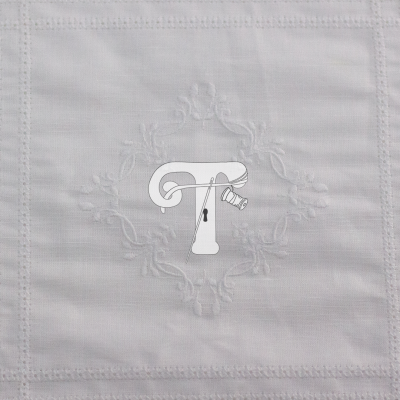 Toalha branca com bordado floral em relevo no centro