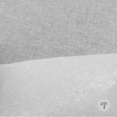 tecidos sobrepostos branco e cinza com diferentes texturas