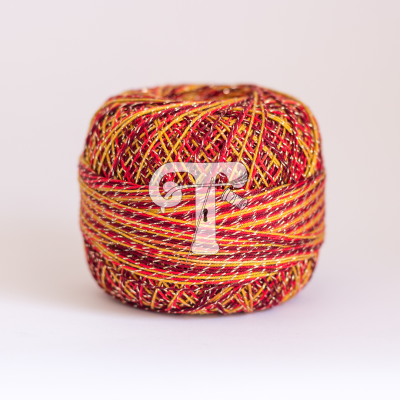 Novelo de fio colorido vermelho, amarelo e preto com padrão entrelaçado