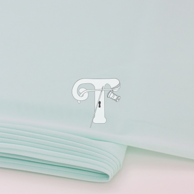 tecido azul claro dobrado em camadas