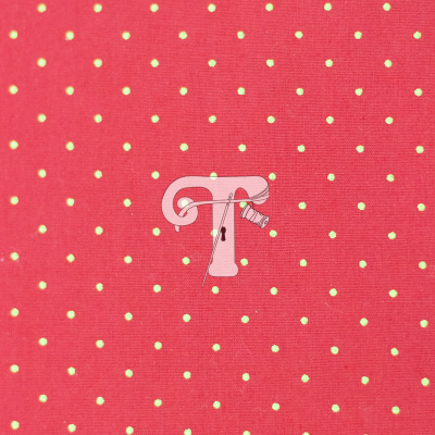 Tecido rosa com bolinhas brancas e ilustração de letra T com agulha e linha