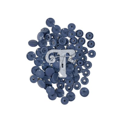 Botões plásticos azuis variados em fundo branco