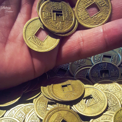 Moedas douradas com buraco quadrado e caracteres asiáticos