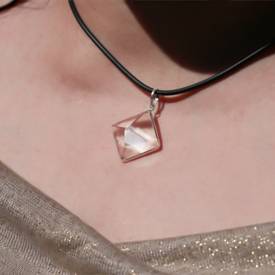 Pendente Pirâmide de Quartzo Cristal e Prata
