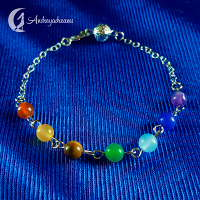 Pulseira com contas coloridas sobre fundo azul