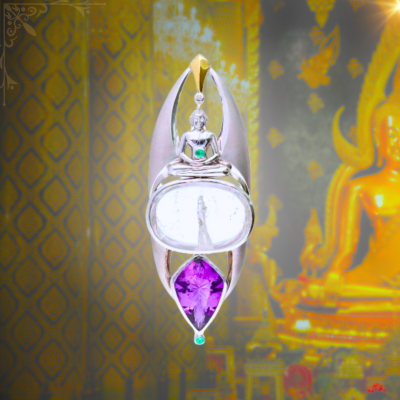 Relógio prateado com figura budista e pedra roxa, fundo dourado com estátua de Buda