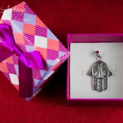 Pendente mão Hamsá em caixa de presente rosa com tampa quadriculada e laço roxo