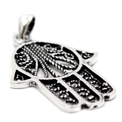 Pingente em forma de mão Hamsá prateado com textura e detalhes vazados