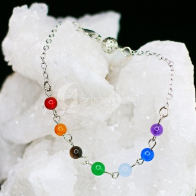 Pulseira com contas coloridas sobre cristais brancos