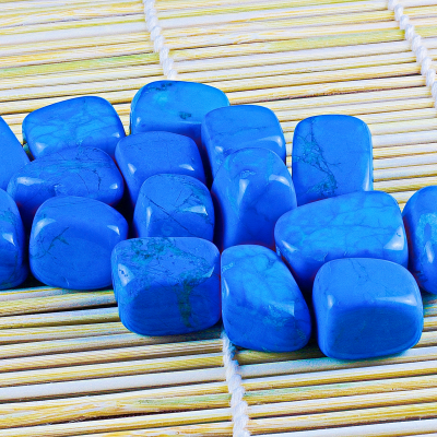 Pedras decorativas azuis polidas sobre base de fibras naturais entrelaçadas