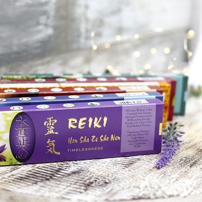 Caixas coloridas de incenso Reiki em superfície rústica com lavanda