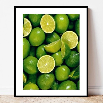 Fotografia emoldurada de limas verdes inteiras e cortadas
