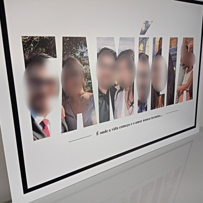Quadro decorativo com a palavra FAMÍLIA e fotos dentro das letras, com texto em português abaixo.