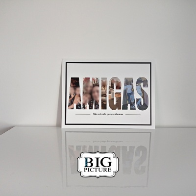Moldura branca com impressão gráfica e texto 'AMIGAS', sobre superfície branca brilhante
