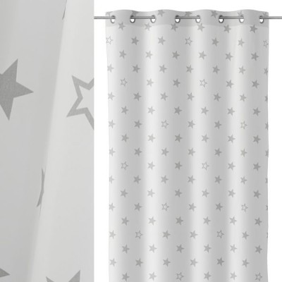 Cortina branca com estrelas cinzentas pendurada num varão