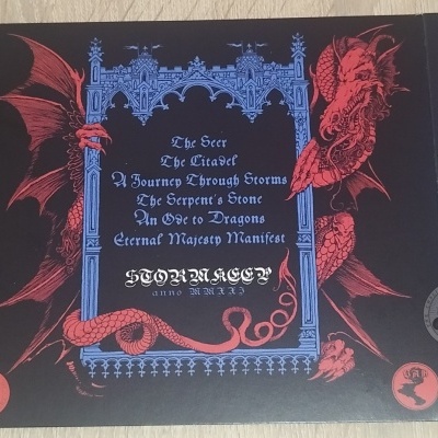 Capa de álbum de vinil com arte de fantasia mostrando dragões, castelo, feiticeiro e títulos em inglês