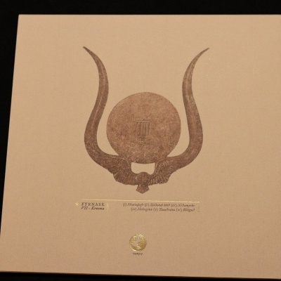 Capa quadrada bege com símbolo castanho estilo caveira com chifres e texto em baixo