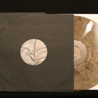 Dois discos de vinil com capas pretas, um disco marmoreado visível.