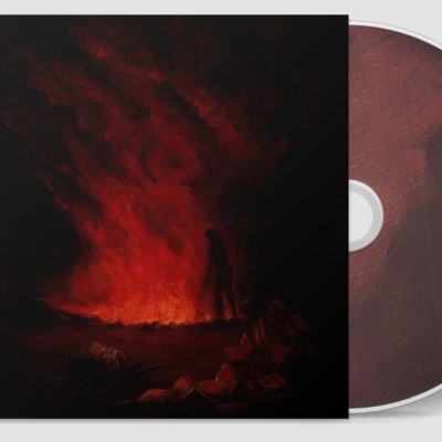 Capa de CD com figura humana diante de fogueira, CD com tons escuros.