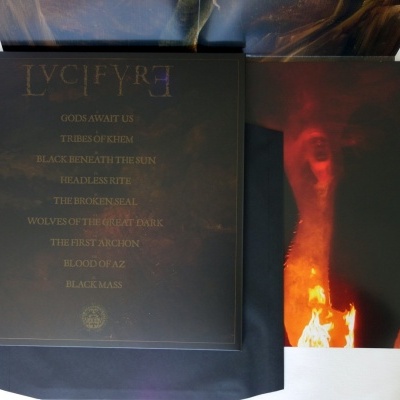 Caixa de álbum de vinil preto da banda LVCIFYRE com lista de músicas douradas e pôster com imagem em tons vermelhos e laranja