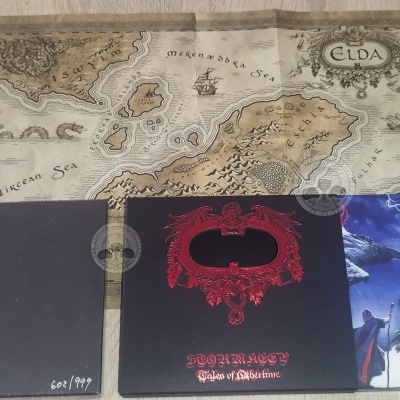 Mapa de fantasia e três capas de CDs/DVDs com gráficos variados