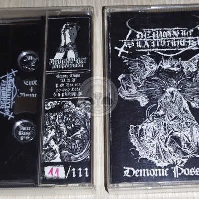 Duas cassetes pretas com capas transparentes, uma com texto Demonic Possession e arte em branco, outra com textos e etiqueta 11/111