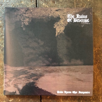 Capa de álbum com paisagem escura e texto branco gótico