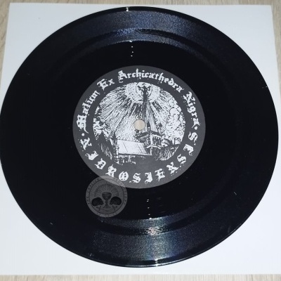 Disco de vinil preto com etiqueta central branca e texto em inglês