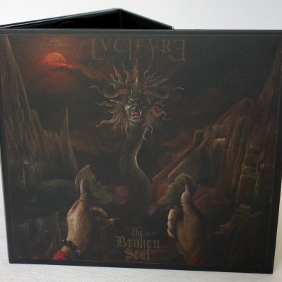 Capa de álbum de música com criatura de cabeça de leão em cenário de montanhas escuro.