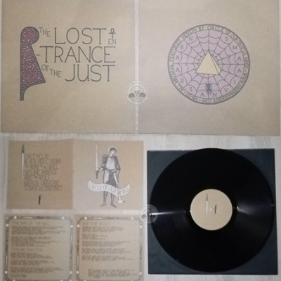 Disco de vinil com capa e encartes em papel castanho claro com texto e ilustrações