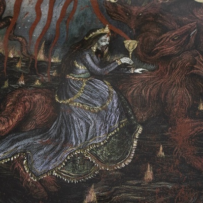 Ilustração de figura feminina vestida a roxo montada em criatura vermelha em cenário flamejante.