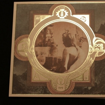 Capa decorativa quadrada com fotografia sépia de mulher e detalhes dourados