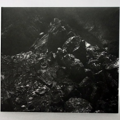 Fotografia em preto e branco de rochas texturizadas emolduradas