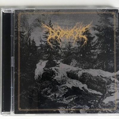 Capa de CD com imagem de floresta em tons cinza e preto e texto amarelo