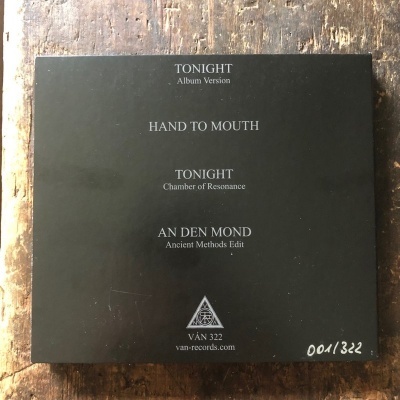 Caixa preta com lista de músicas e número de edição limitada