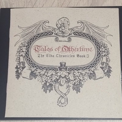 Caixa de CD aberta com 2 discos e encarte ilustrado ao centro