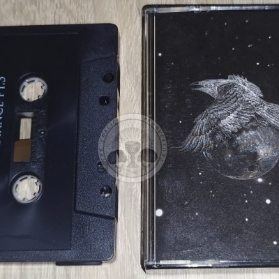 Cassete áudio preta NIGHT RADIANCE PT.3 com estojo de corvo na lua