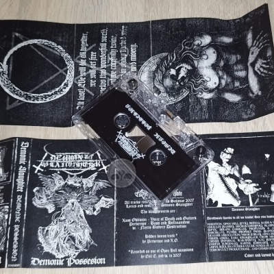 Fita cassete transparente com encarte preto e branco de banda de música