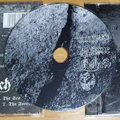 CD musical com capa e encarte em preto e cinza com árvores e texto estilizado