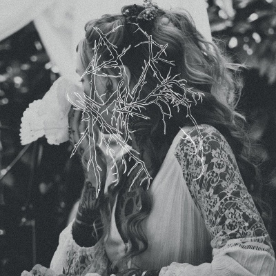 Mulher com vestido branco de renda e cabelo encaracolado, fundo natural desfocado, imagem a preto e branco com overlay gráfico