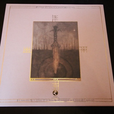 Capa de álbum de vinil com imagem de espada e detalhes dourados