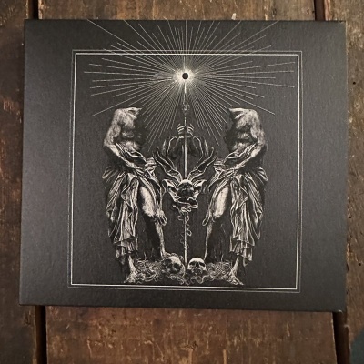 Caixa preta com ilustração de figuras com cabeças de lobo e crânios